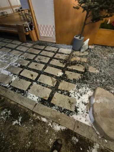 깨진유리 청소 후 자갈 바닥 입구 깨끗