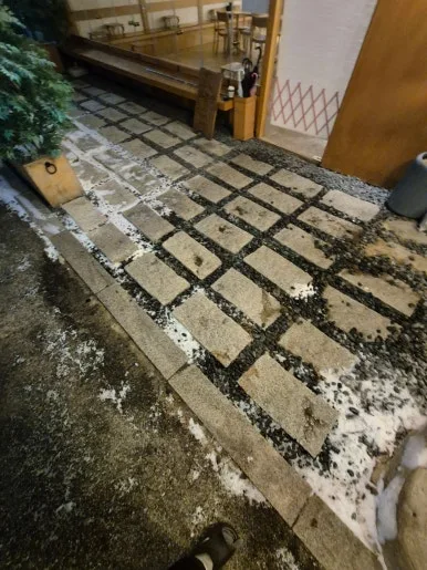 깨진유리 청소 후 자갈 보도블록 전체 깨끗