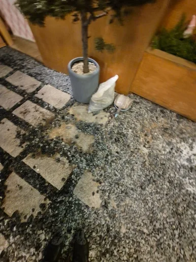 깨진유리 청소 후 자갈 바닥 화분 주변 깨끗