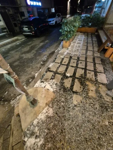 깨진유리 청소 후 상가 앞 보도 야간 깨끗