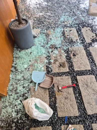 깨진유리 강화유리 자폭 자갈 바닥 파편 산산조각 작업 전