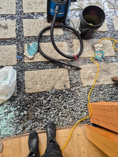 깨진유리 파편 자갈 위 쓸기 도구 빗자루