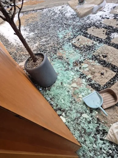 깨진유리 파편 자갈 보도블록 눈 야외 넓은 범위