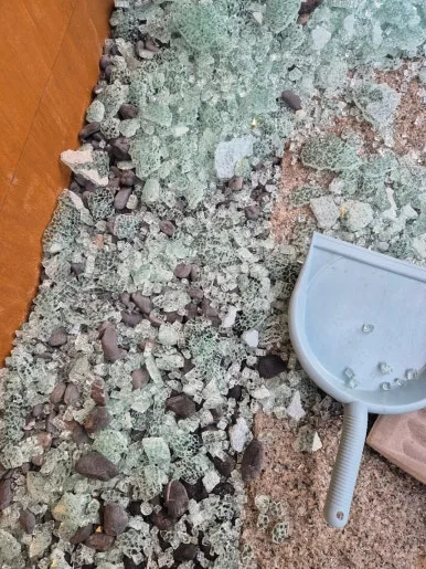 깨진유리 파편 마루 경계 클로즈업 미세 조각