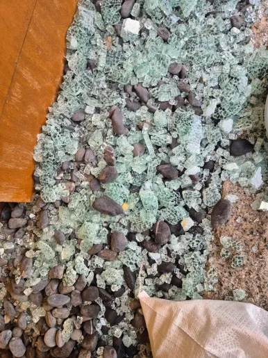 깨진유리 파편 자갈 사이 클로즈업 미세 조각