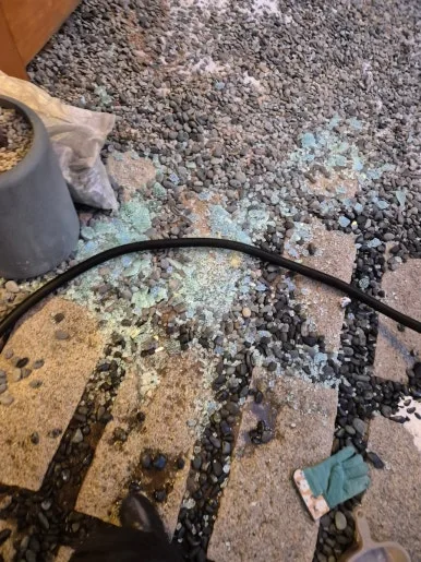 깨진유리 산업용 진공청소기 파편 수거 작업 중