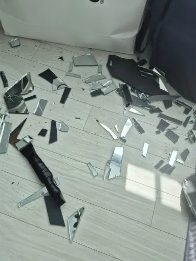 바닥에 박힌 미세 유리 파편 확대