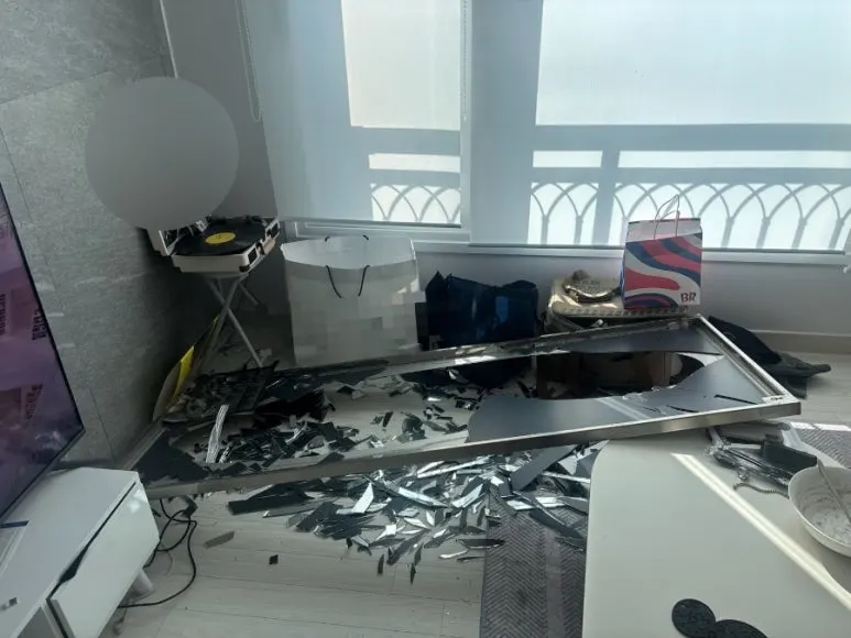 강화유리 파손 현장 샤워부스 파편 비산