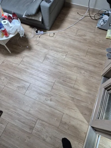 대림동 원룸 거실 마루 유리 파편 수거 완료