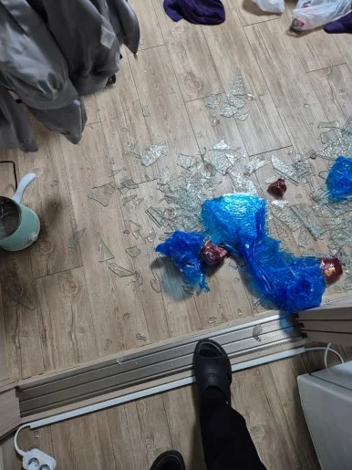 대림동 거실 마루 유리 파편 클로즈업