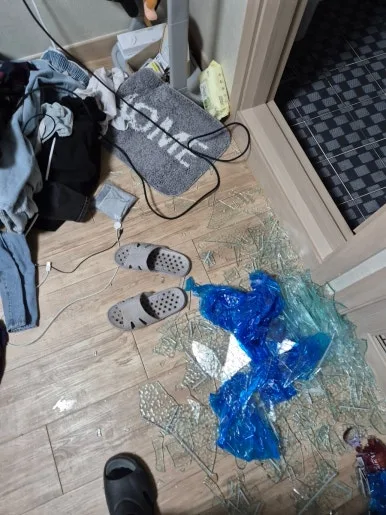 대림동 현관 입구 유리 파편