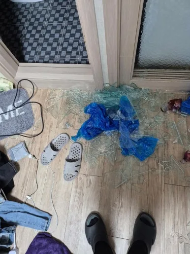 대림동 현관 유리 파편