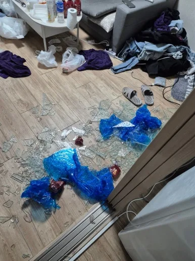 대림동 원룸 중문 유리 깨짐 거실 마루 파편