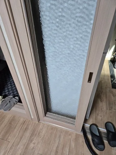 대림동 화장실 문 유리 정상 상태