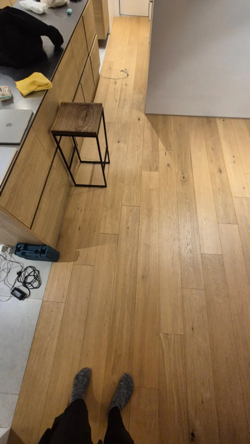 유리 파편 수거 완료 깨끗한 바닥