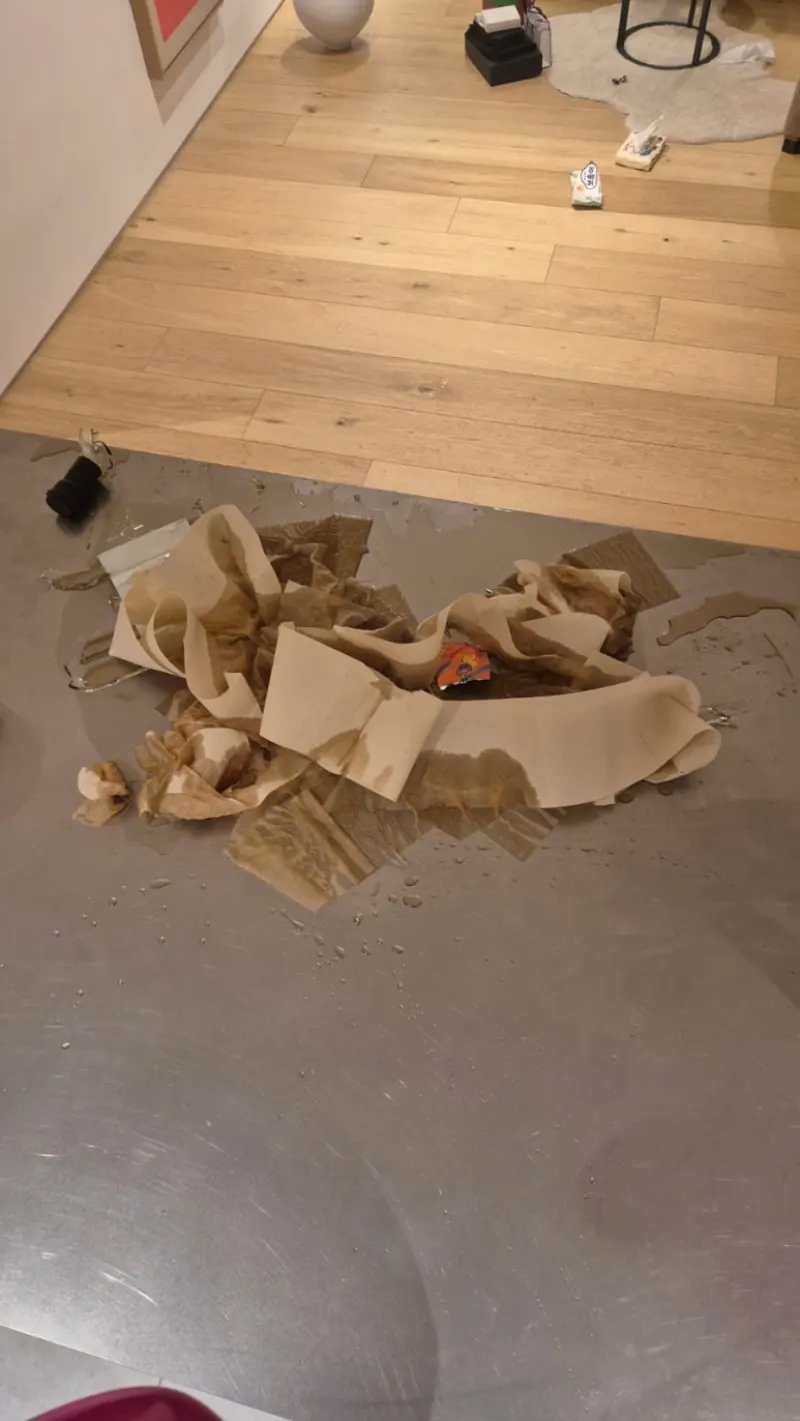 유리 파편 흩어진 바닥 수거 전