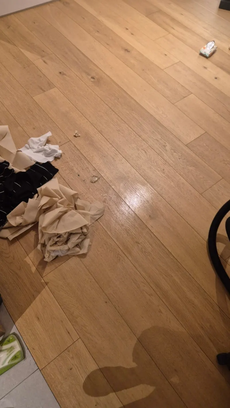 유리 파손 현장 바닥 파편