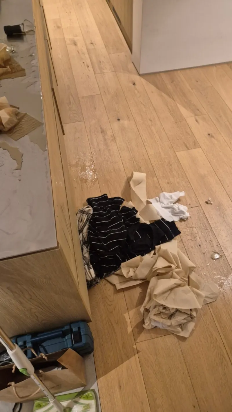 깨진유리 파편 현장 작업 전