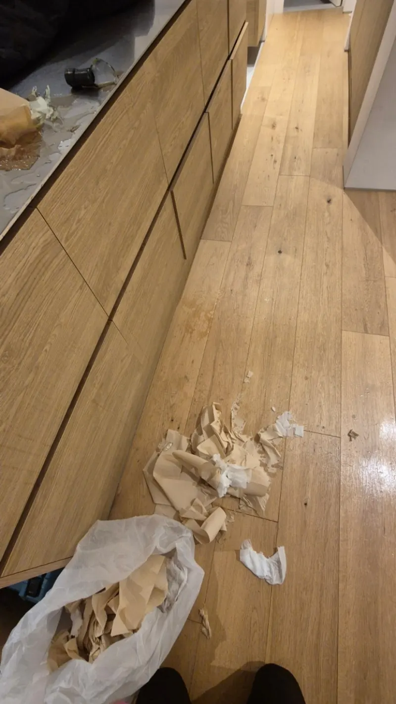 깨진유리 파편 현장 작업 전