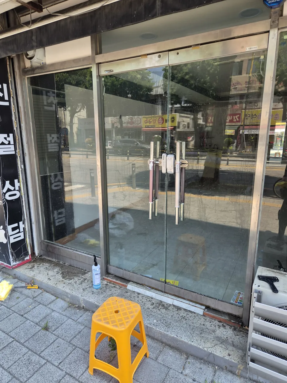 시트지 제거 후 깨끗하게 세정된 유리문 | 서울 특수청소 올빼미청소