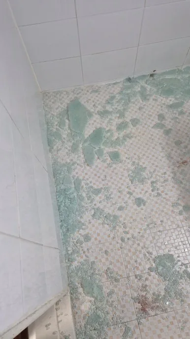 인천 연수구 화장실 바닥 강화유리 파편 자폭