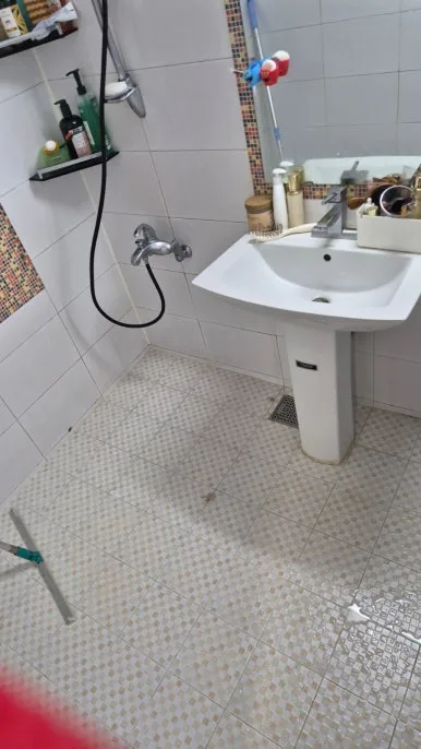 연수구 화장실 샤워 구역 파편 수거 완료