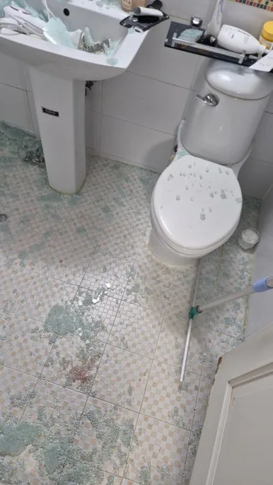 연수구 화장실 변기 위 강화유리 파편