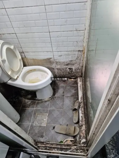 고시원 화장실 곰팡이 오염 작업 전