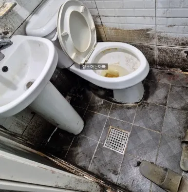 고시원 화장실 변기 오염