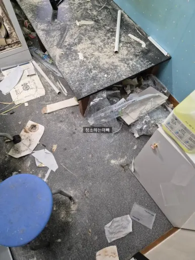 고시원 방 쓰레기 오염 작업 전