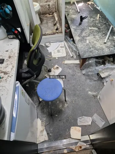 고시원 방 쓰레기 다른 각도