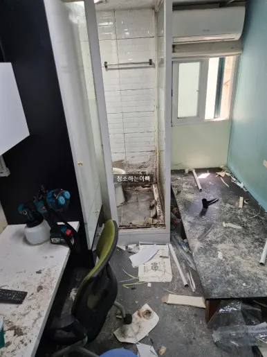 고시원 방 전경 오염