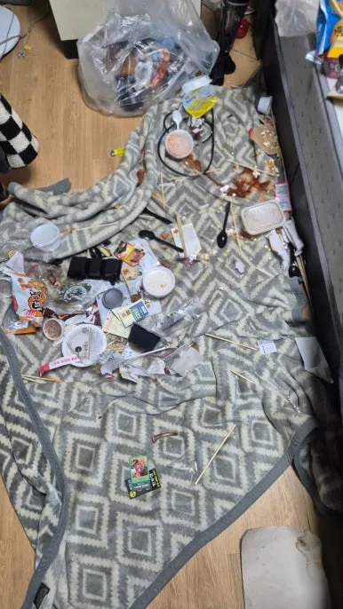 고양 원룸 침대 위 음식물 쓰레기