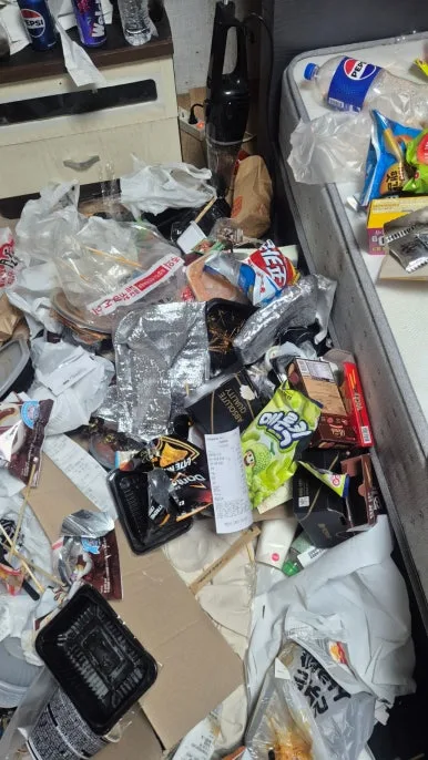 고양 원룸 책상 주변 페트병 쓰레기