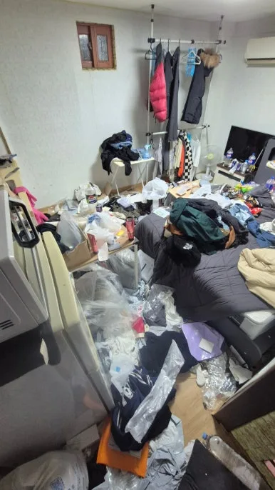 고양 원룸 침대 주변 쓰레기 방치 상태