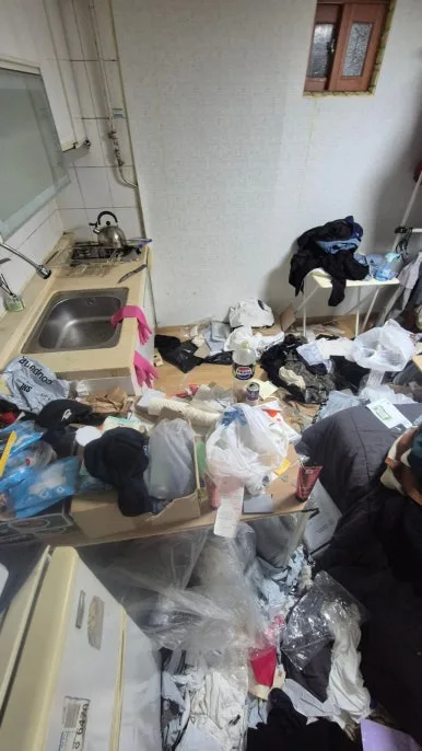 고양 쓰레기집 옷걸이 주변 쓰레기