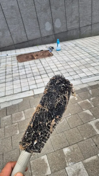 한남동 유리창청소 브러시 오염 상태