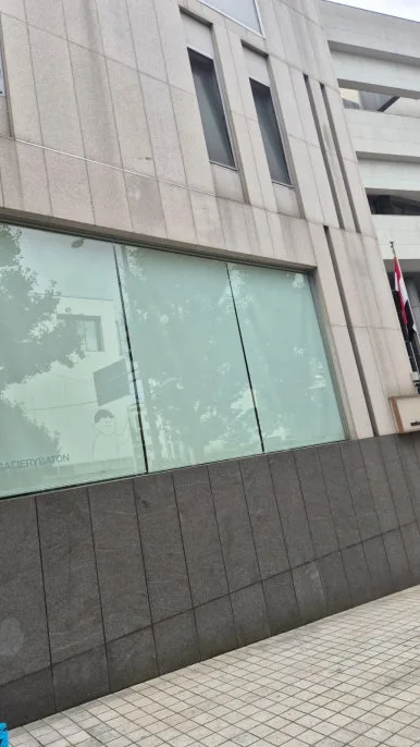 한남동 건물 유리창 오염 상태