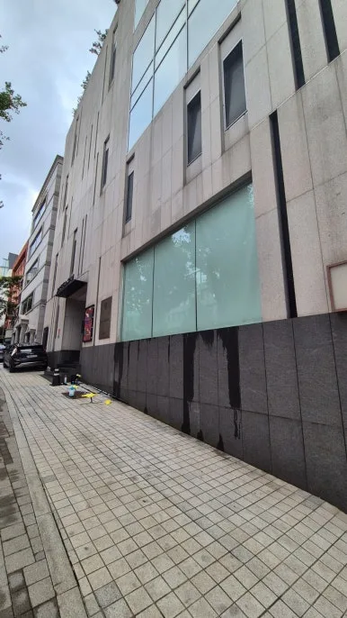한남동 갤러리 건물 외벽 오염 석재 검은 얼룩