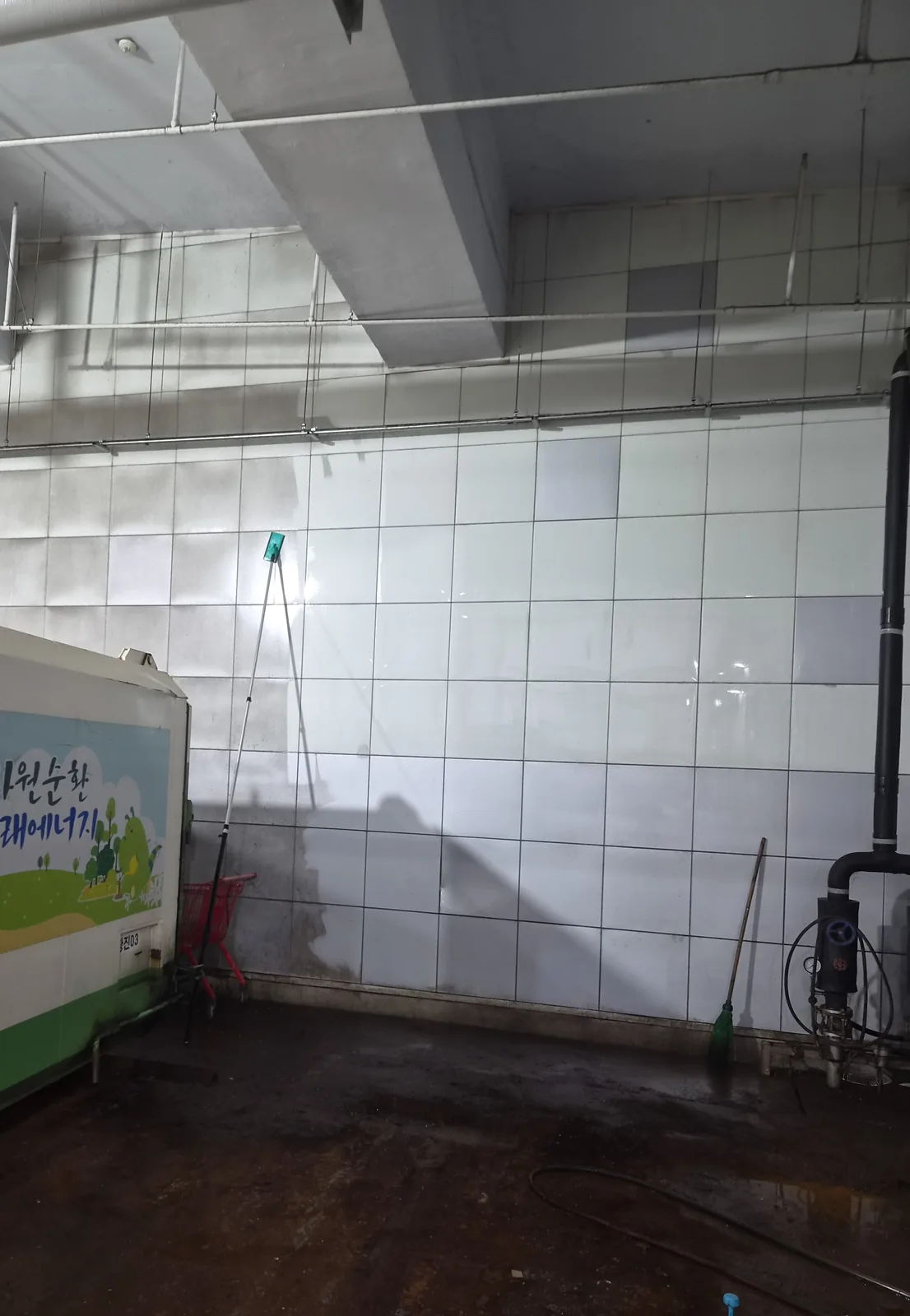 고압세척을 마친 타일 벽면이 광택 있게 정리된 상태