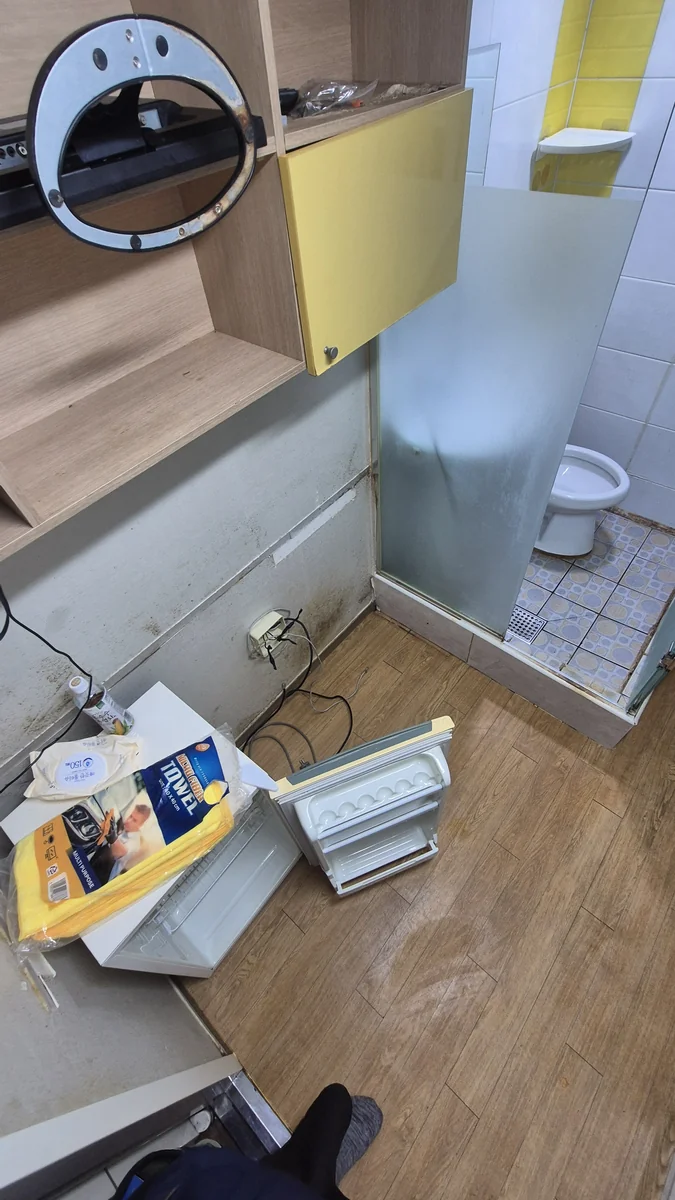 쓰레기집 화장실·거실 청소 후 - 마룻바닥 정리