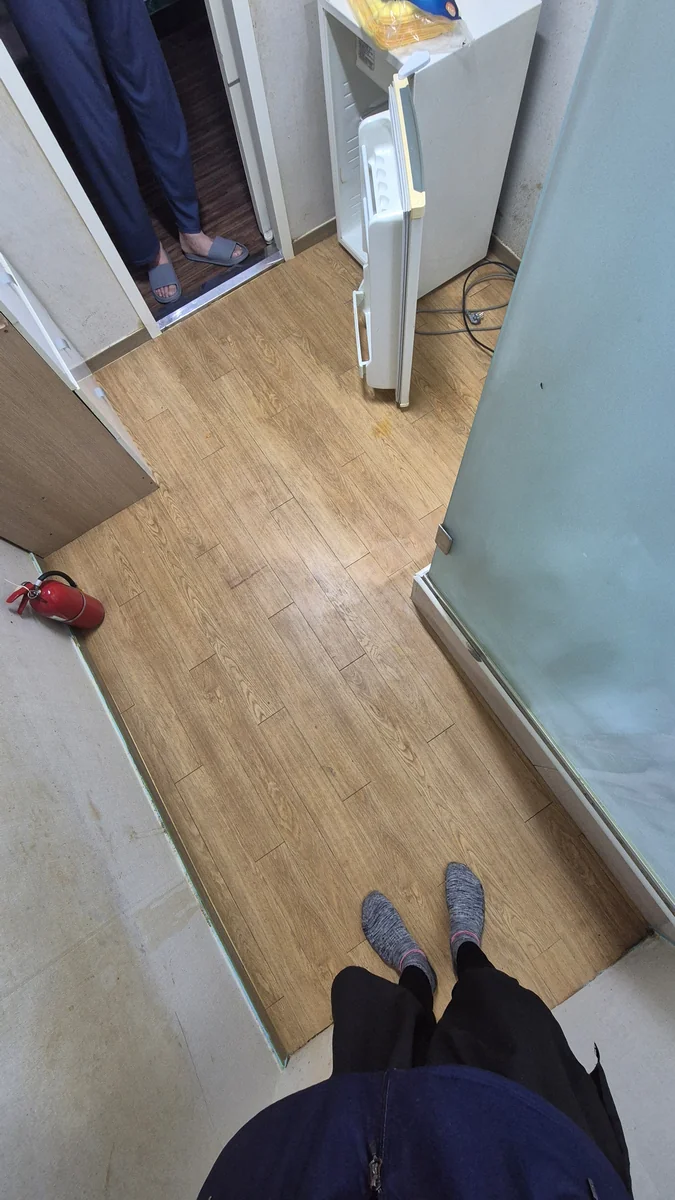 쓰레기집 거실 청소 후 - 마룻바닥 닦기 및 살균