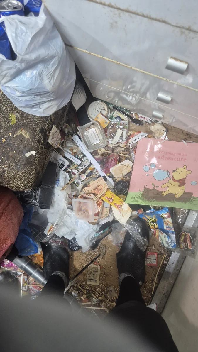 쓰레기집 바닥 청소 전 - 음식물 쓰레기 누적