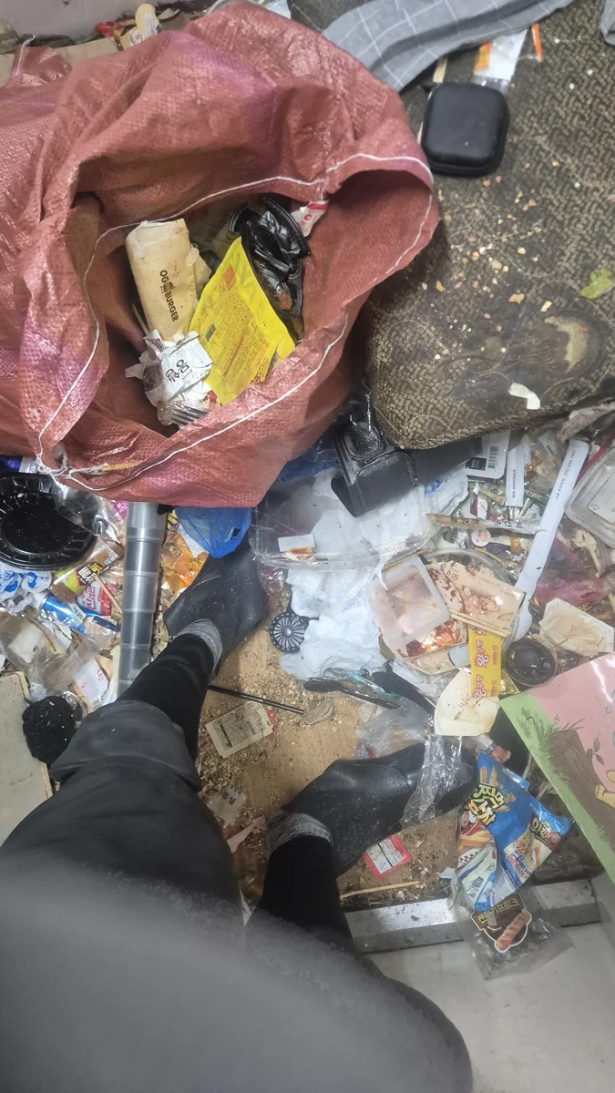 쓰레기집 청소 작업 중 - 폐기물 분류 반출