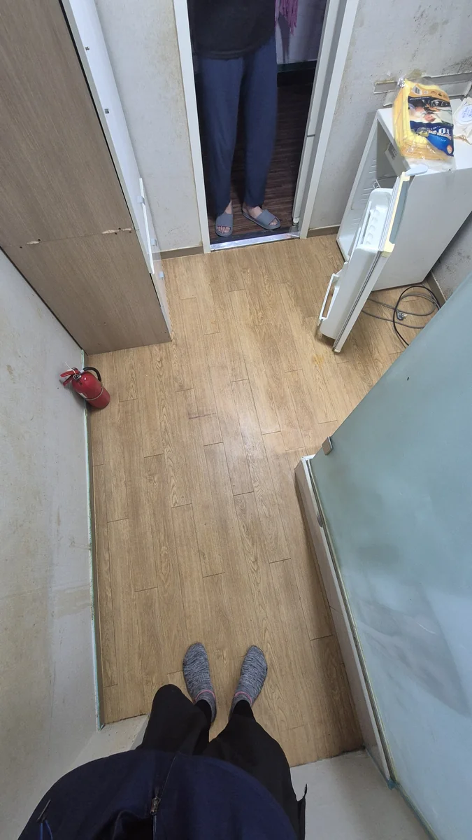 쓰레기집 거실 청소 후 - 폐기물 반출 및 마룻바닥 청소