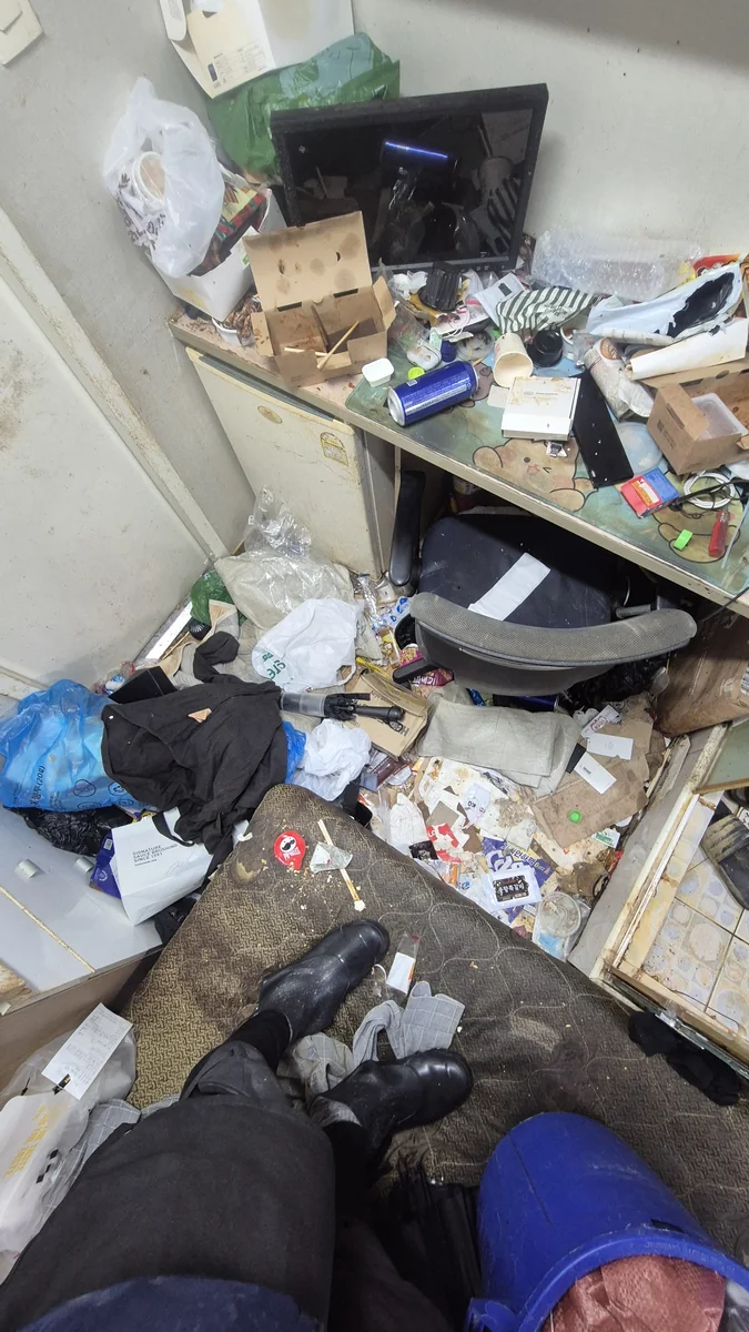 쓰레기집 방 청소 전 - 모니터·잡동사니·음식물 쓰레기 더미
