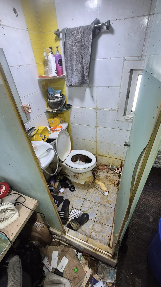 쓰레기집 화장실 청소 전 - 변기 주변 오염·바닥 쓰레기