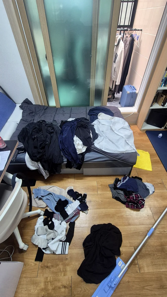 동대문구 회기동 원룸청소 후 — 의류 정리정돈 완료