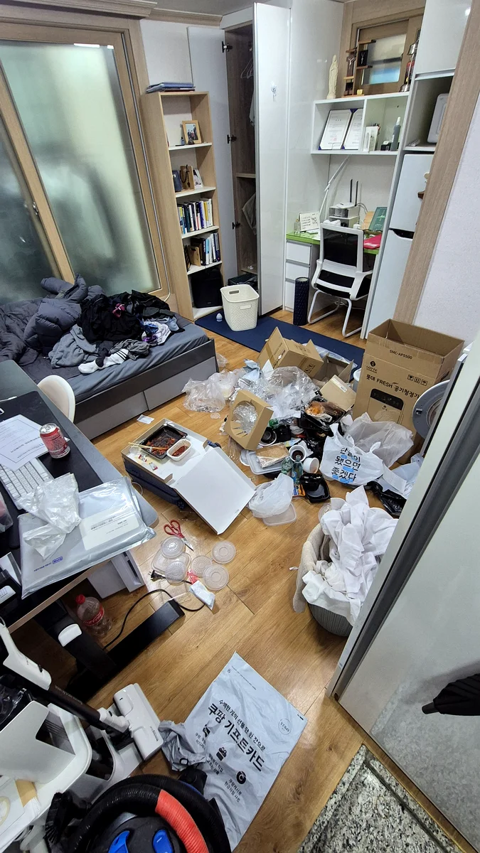 동대문구 회기동 원룸청소 전 — 배달쓰레기 방치