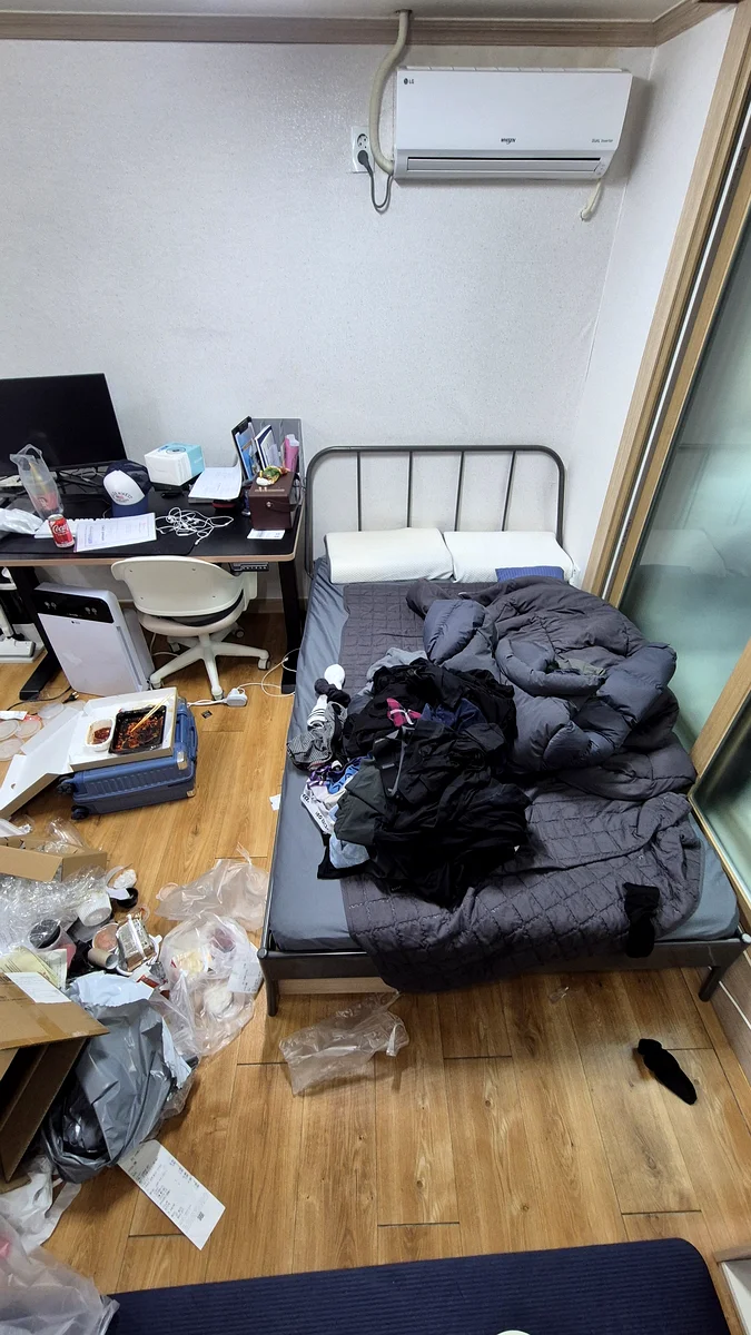 회기동 1.5룸 침실 의류·쓰레기 방치